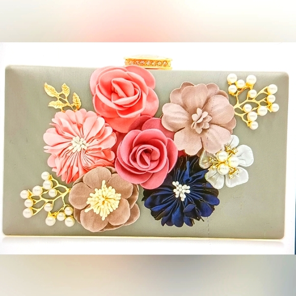 Source Unknown Handbags - NWT! Floral Clutch Purse